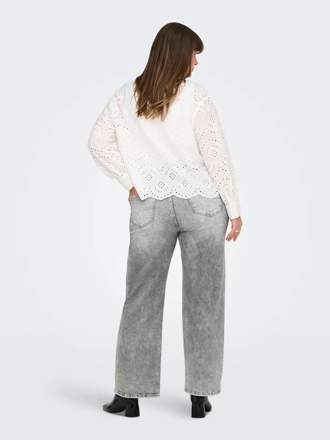 Rückenansicht der Only Carmakoma Willy High Waist Wide Leg Grey Denim Jeans in Grau mit hohem Bund und weitem Bein