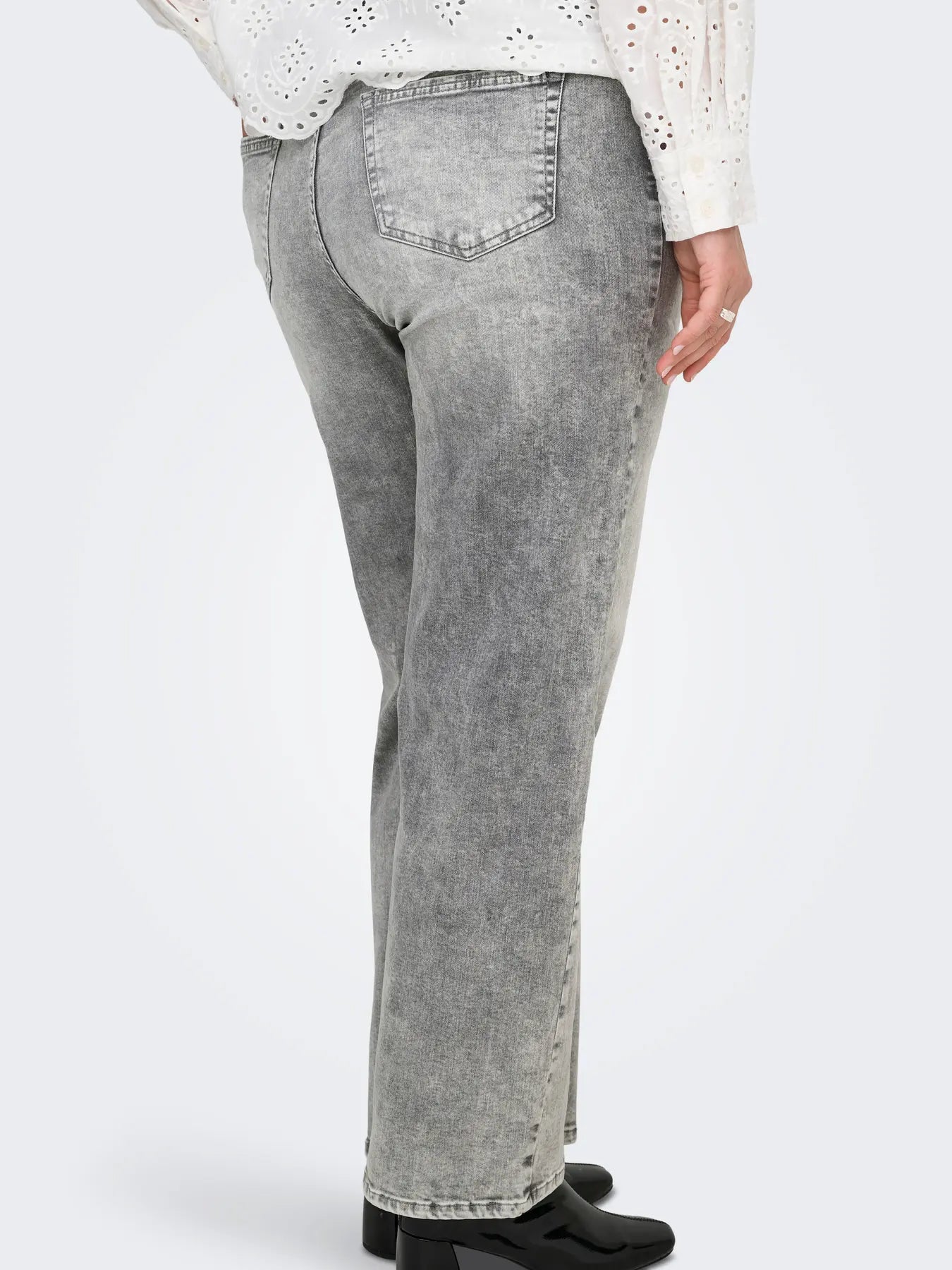 Seitenansicht der Only Carmakoma Willy High Waist Wide Leg Grey Denim Jeans mit weitem Bein