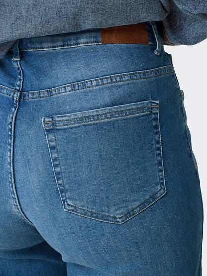 Only Carmakoma Willy - High Waist Wide Leg - Medium Blue, Detailaufnahme der Gesäßtasche und des Jeansstoffes