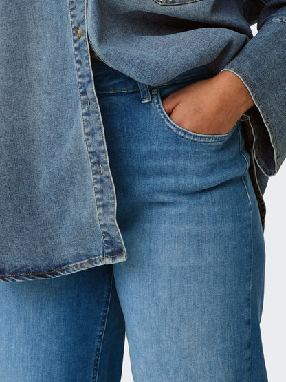 Only Carmakoma Willy - High Waist Wide Leg - Medium Blue, Detailansicht der vorderen Hosentasche und Stoffstruktur