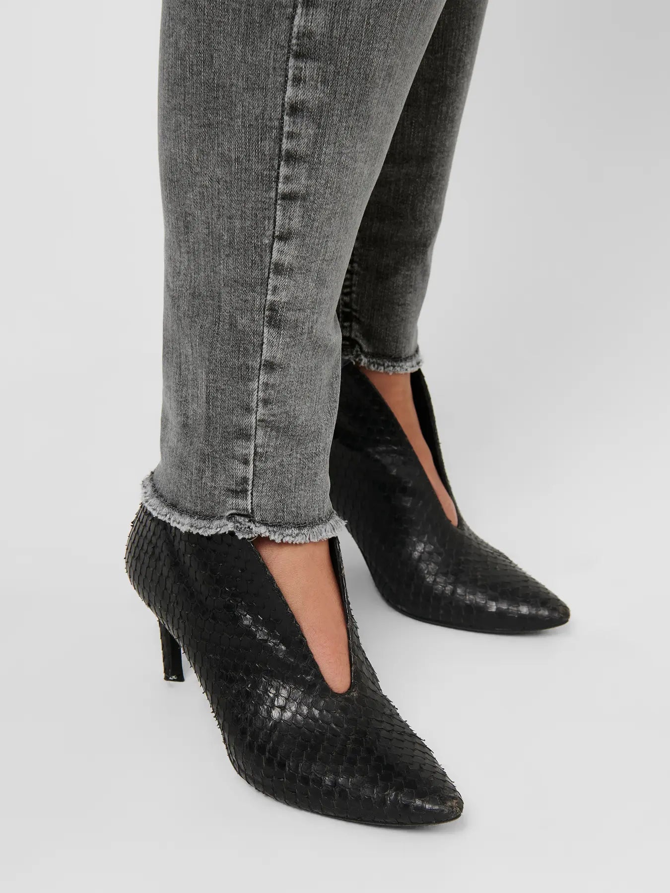 Only Carmakoma Willy - Regular Waist Skinny Ankle - Grey, Detailaufnahme des Hosenabschlusses mit ausgefranstem Saum