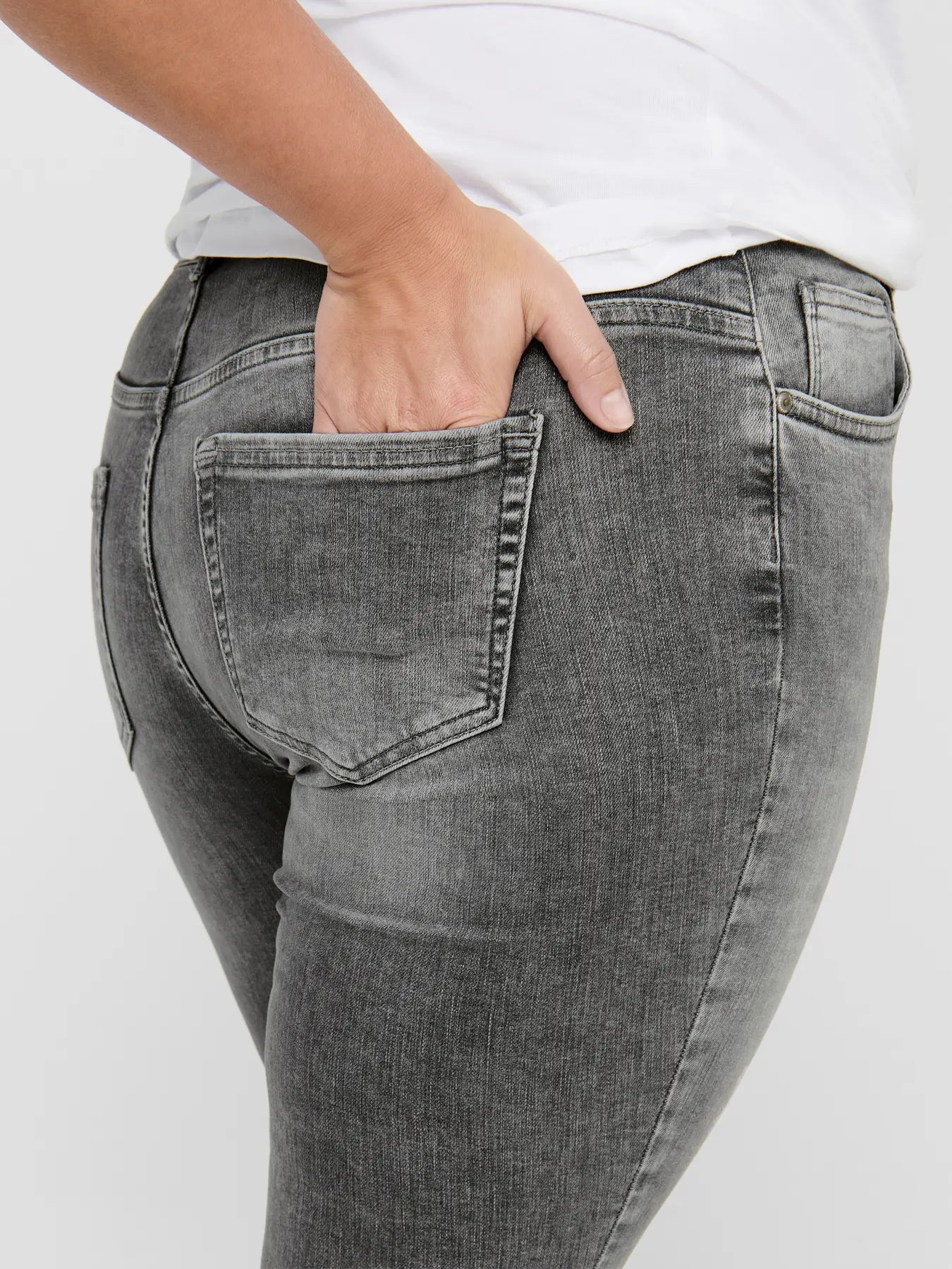 Only Carmakoma Willy - Regular Waist Skinny Ankle - Grey, Nahaufnahme der Gesäßtasche und Stoffstruktur in Grau