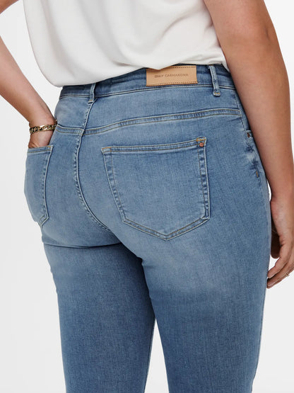 Detailansicht der Gesäßtaschen und des Bundlabels der Only Carmakoma Willy - Regular Waist Skinny Ankle Jeans in Light Blue