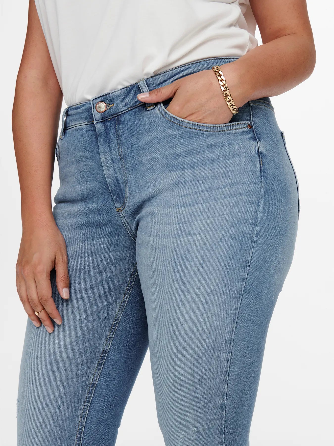 Detailaufnahme der Vorderseite der Only Carmakoma Willy - Regular Waist Skinny Ankle Jeans in Light Blue – klassische Taschen und dezente Waschung