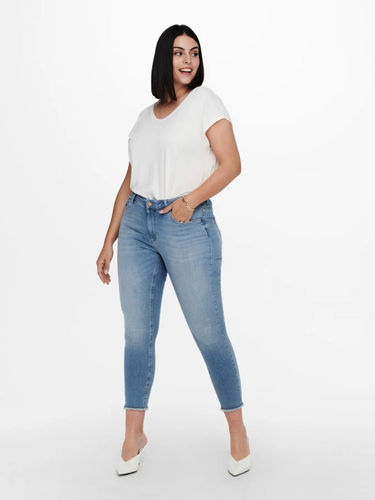 Frontansicht der Only Carmakoma Willy - Regular Waist Skinny Ankle Jeans in Light Blue – moderne Skinny Fit Jeans in hellem Blau