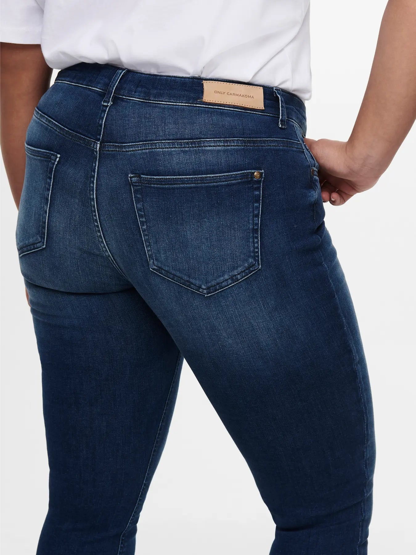 Only Carmakoma Willy - Regular Waist Skinny Ankle - Medium Blue, Nahaufnahme der Gesäßtaschen und des Logos auf dem Bund