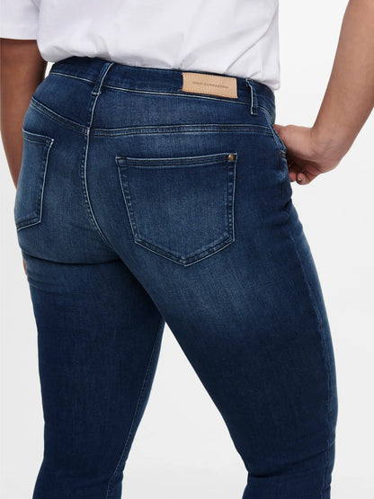 Only Carmakoma Willy - Regular Waist Skinny Ankle - Medium Blue, Nahaufnahme der Gesäßtaschen und des Logos auf dem Bund