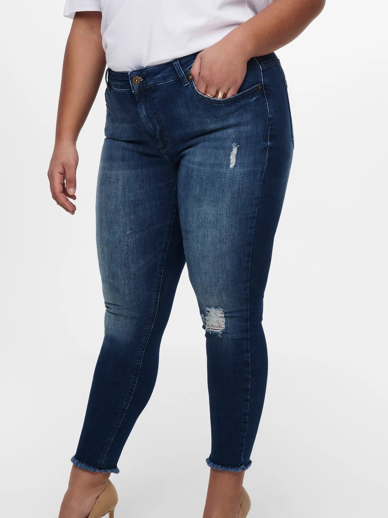 Only Carmakoma Willy - Regular Waist Skinny Ankle - Medium Blue, Detailansicht der Vorderseite mit Destroyed-Details und komfortablem Bund