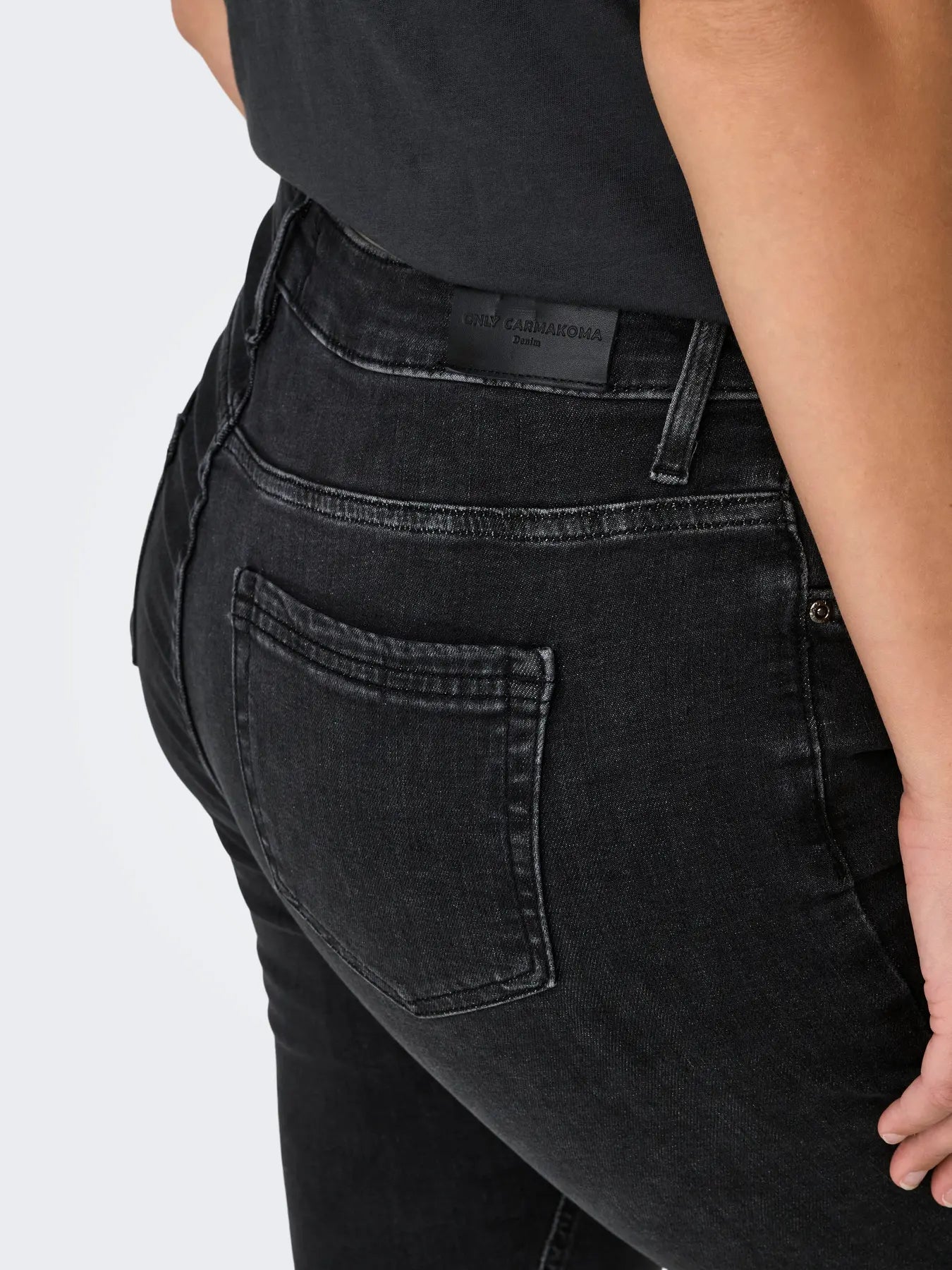 Only Carmakoma Willy - Regular Waist Skinny - Washed Black, Detailansicht der Gesäßtasche mit Logo-Patch