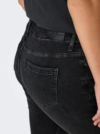 Only Carmakoma Willy - Regular Waist Skinny - Washed Black, Detailansicht der Gesäßtasche mit Logo-Patch