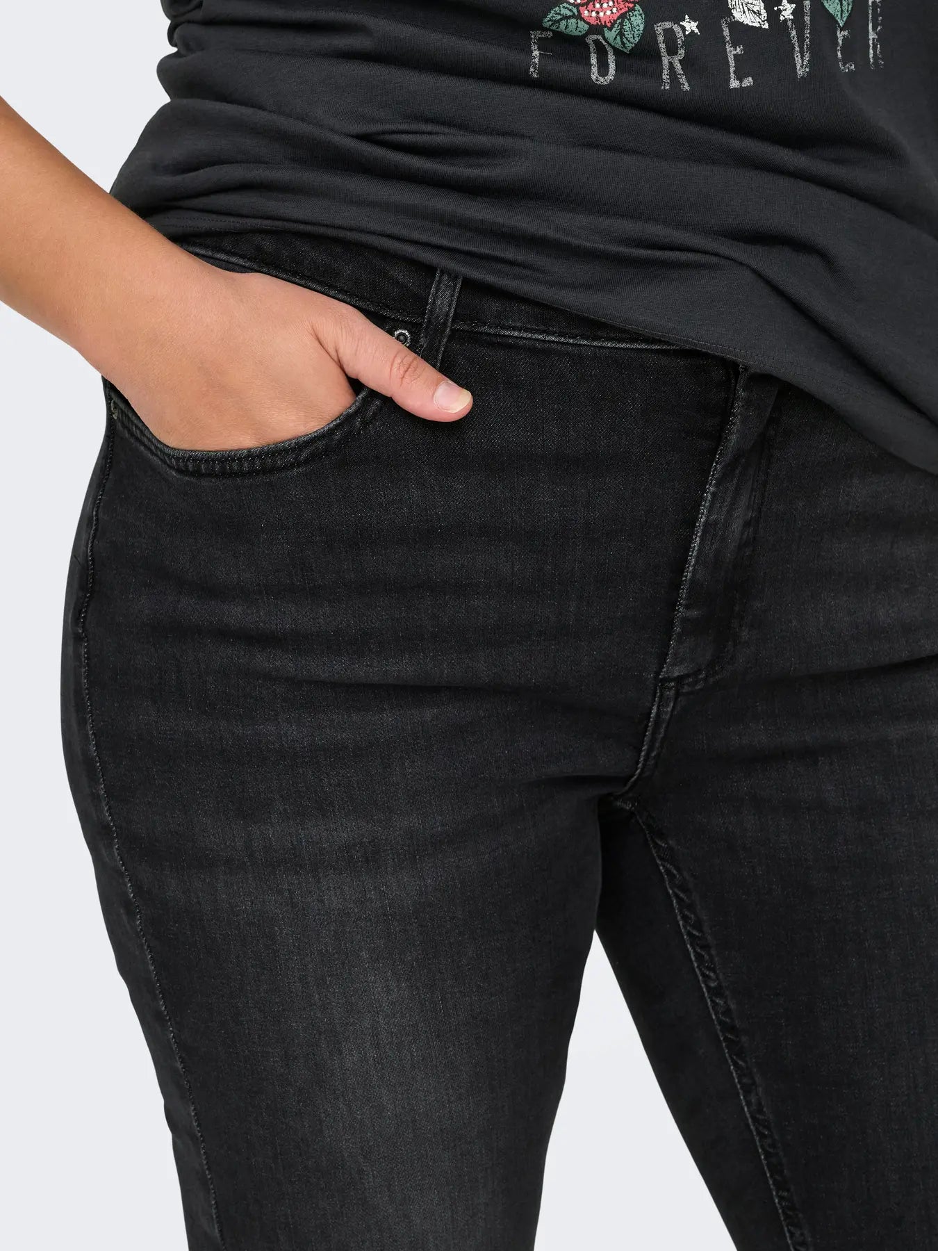 Only Carmakoma Willy - Regular Waist Skinny - Washed Black, Detailaufnahme der Fronttasche und Waschung