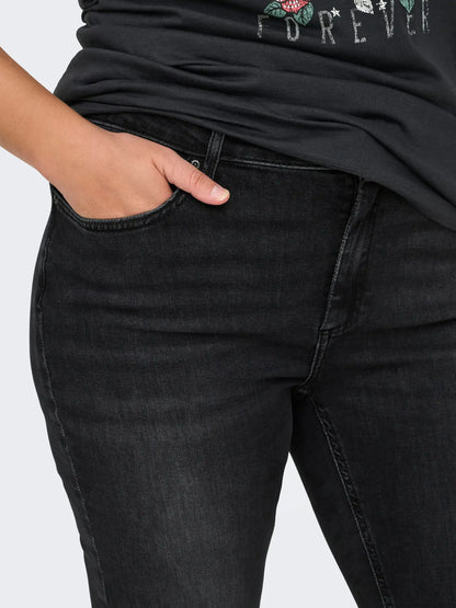 Only Carmakoma Willy - Regular Waist Skinny - Washed Black, Detailaufnahme der Fronttasche und Waschung