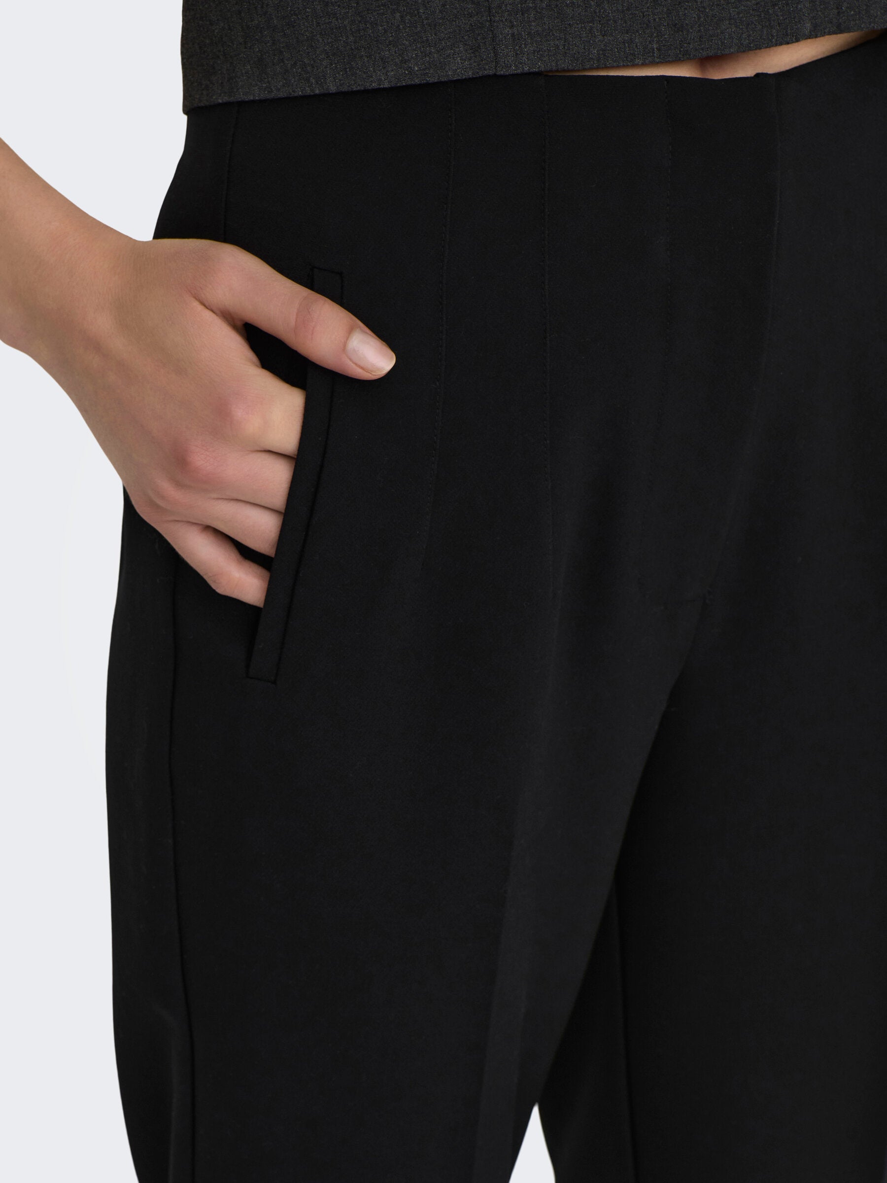 Detailansicht der Only Raven Life Hose in Schwarz mit hoher Taille und praktischer seitlicher Tasche, ideal für einen modernen Look.