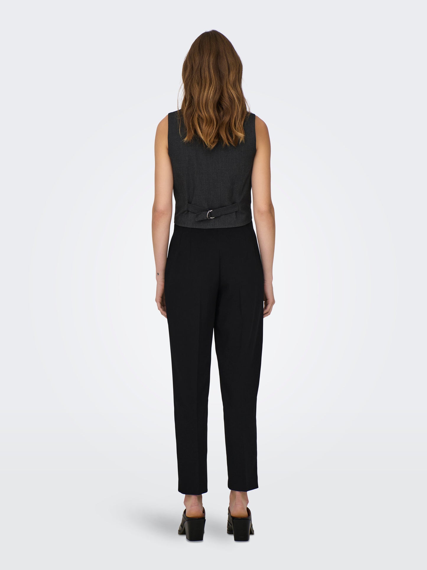 Rückansicht der Only Raven Life Hose in Schwarz, mit klassischem Schnitt für vielseitige Stylingmöglichkeiten.