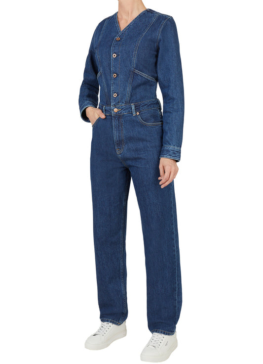 Frontansicht des Pepe Jeans Franky Jumpsuits mit V-Ausschnitt, Knopfleiste und geradem Bein, kombiniert mit weißen Sneakern.
