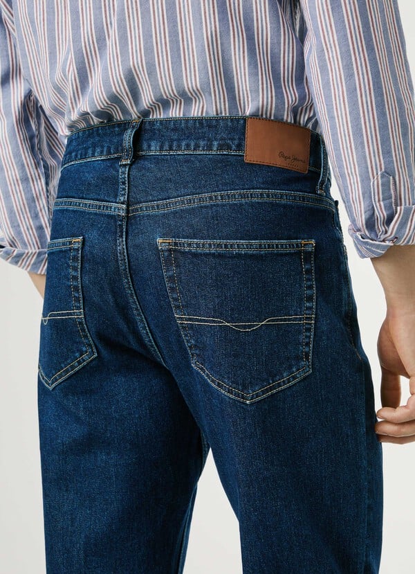 Detailansicht des Gesäßbereichs der Pepe Jeans London Cash - Straight - 5CB mit Logopatch