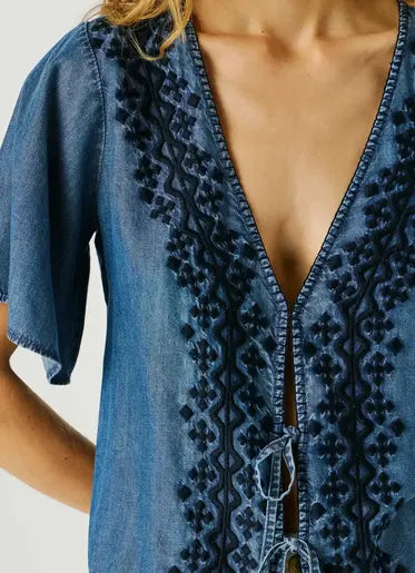 Detailansicht des Pepe Jeans London Cleo Tencel Shirt - Blue mit V-Ausschnitt und dekorativer Stickerei auf dem Denimstoff