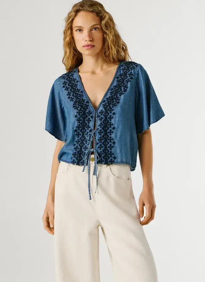 Frontansicht des Pepe Jeans London Cleo Tencel Shirt - Blue mit V-Ausschnitt, Bindeband und dekorativer Stickerei im Denim-Look