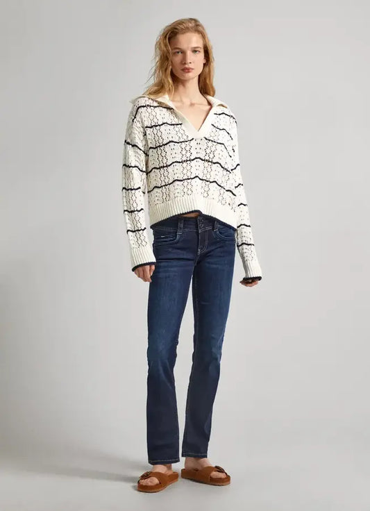 Modellansicht der Pepe Jeans London Gen - Mid Waist Straight - H06 in dunklem Denim mit Pullover in Frontansicht