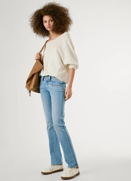 Frontansicht der Pepe Jeans London Gen - Mid Waist Straight - NC4 in hellblauer Waschung, getragen von einem Model mit weißem Pullover.
