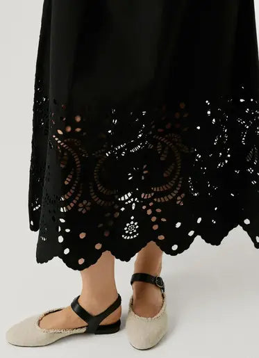 Detailansicht des Saums vom Pepe Jeans London Naomi - Black Kleid mit aufwendiger Lochstickerei und dekorativem Muster