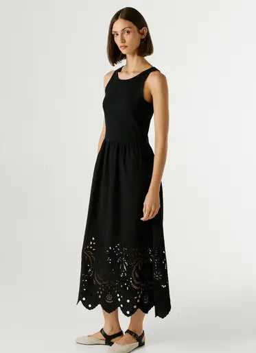 Frontansicht des Pepe Jeans London Naomi - Black Maxikleids mit ärmellosem Schnitt und dekorativer Lochstickerei am Saum