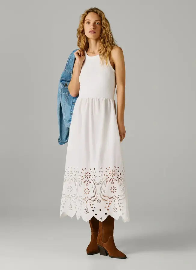 Frontansicht des Pepe Jeans London Naomi - White Maxikleids mit Lochstickerei am Saum und sommerlichem Design
