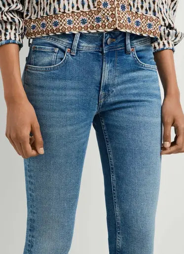 Pepe Jeans London Pimlico Low Waist Flare 3VD – Detailansicht der niedrigen Taille und blauen Denim-Waschung