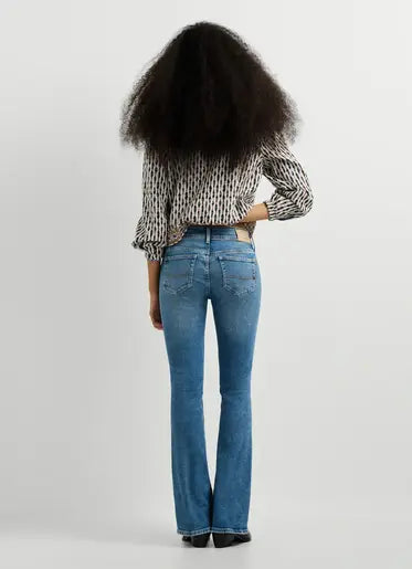 Pepe Jeans London Pimlico Low Waist Flare 3VD Damen Jeans in blauer Waschung – Rückansicht mit ausgestelltem Bein