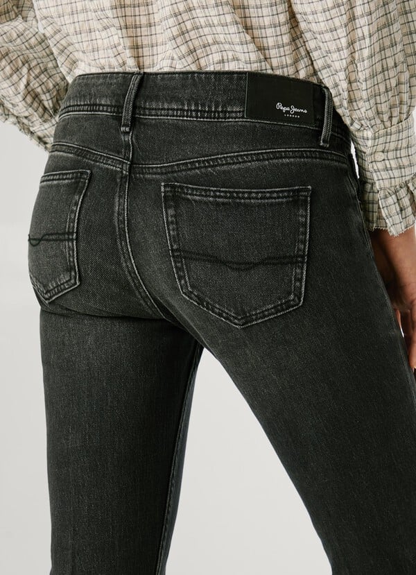 Detailaufnahme der Pepe Jeans London Pimlico Low Waist Flared 9FA – Gesäßtaschen und Label-Patch auf der Rückseite.
