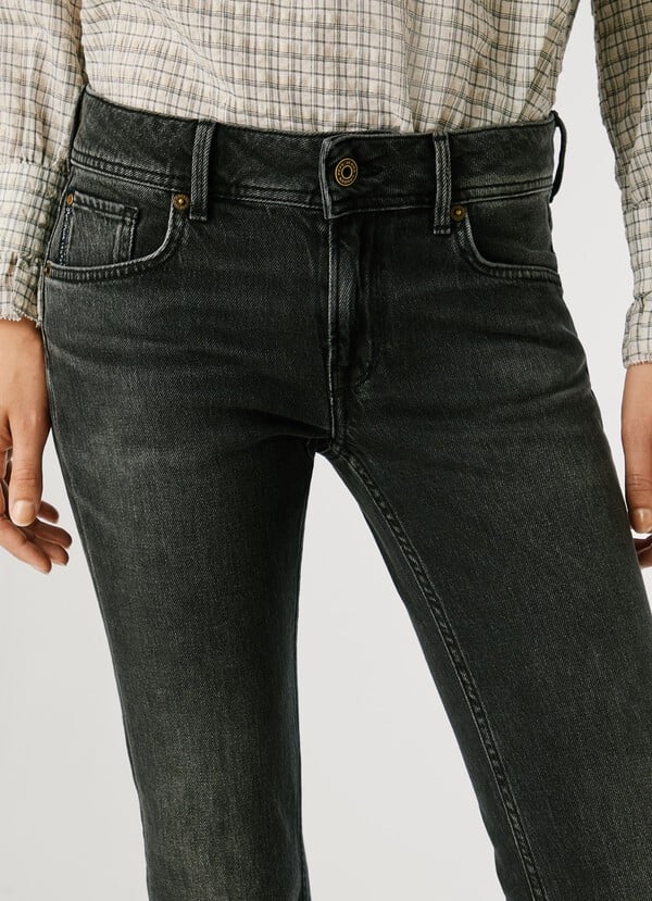 Nahaufnahme der Pepe Jeans London Pimlico Low Waist Flared 9FA – Detail der Frontpartie mit Knopf und Taschen.