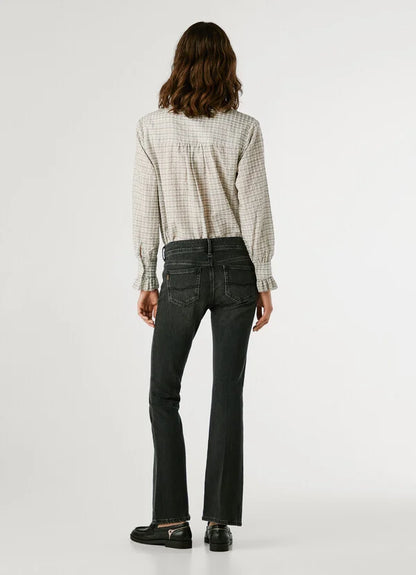 Rückansicht der Pepe Jeans London Pimlico Low Waist Flared 9FA – schwarze Jeans mit ausgestelltem Bein und niedriger Taille.