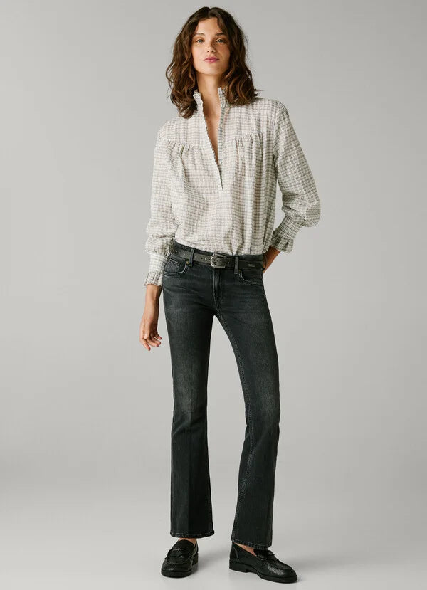 Modell trägt Pepe Jeans London Pimlico Low Waist Flared 9FA in Schwarz – Vorderansicht der ausgestellten Jeans mit Bluse.