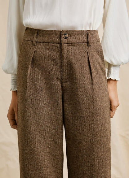 Nahaufnahme des Bundes der Pepe Jeans London Trinity Wide Leg Pant Chocolate Brown – Fischgrätmuster und Bundfalten