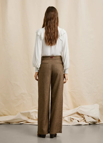 Rückansicht der Pepe Jeans London Trinity Wide Leg Pant Chocolate Brown – weiter Schnitt mit femininer Silhouette