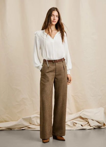Modell trägt Pepe Jeans London Trinity Wide Leg Pant Chocolate Brown – Weite Hose in Braun mit eleganter Bluse, Vorderansicht