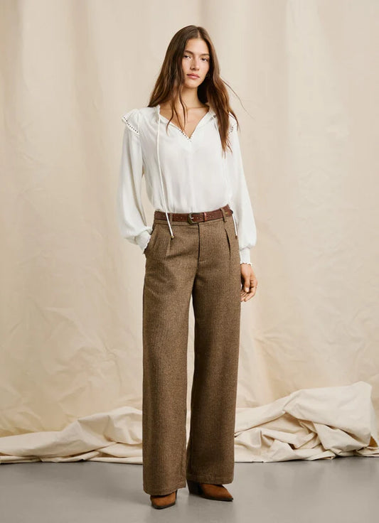 Modell trägt Pepe Jeans London Trinity Wide Leg Pant Chocolate Brown – Weite Hose in Braun mit eleganter Bluse, Vorderansicht