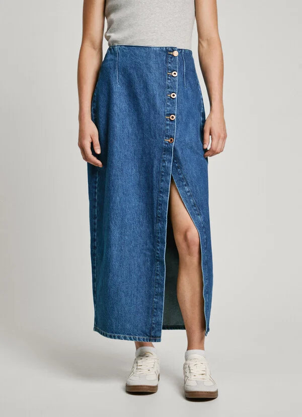 Pepe Jeans Midi Skirt in Dark Blue Denim mit zentralem Knopfverschluss und vorderem Schlitz für einen modernen Look.