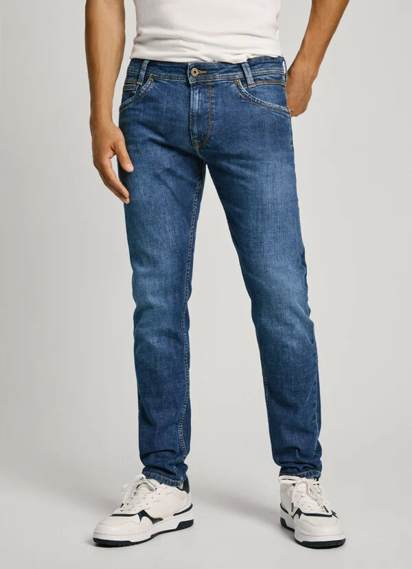 Frontansicht der Pepe Jeans Spike Regular Tapered Medium Dark mit klassischem 5-Pocket-Design und Used-Waschung.
