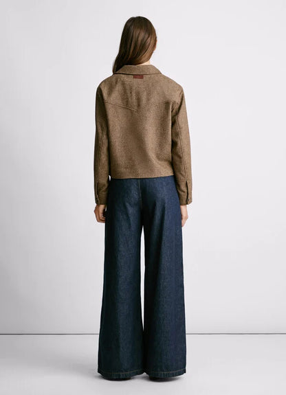 Rückansicht der Pepe Jeans London Triniti Jacket Chocolate Brown – kürzerer Schnitt und legere Passform