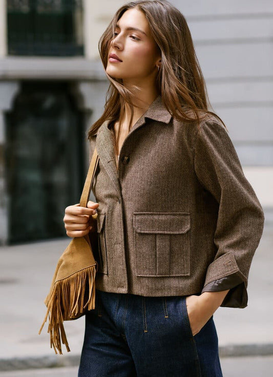 Model trägt die Pepe Jeans London Triniti Jacket in Chocolate Brown im Streetstyle-Look mit Fransen-Tasche