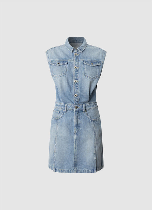 Vorderansicht des Pepe Jeans Sadie Dress – ärmelloses Jeanskleid mit Hemdkragen, Knopfleiste und Brusttaschen in hellem Denim.