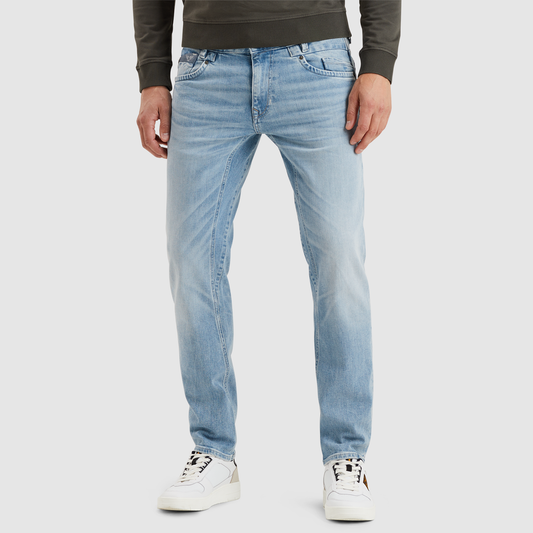 Vorderansicht der PME Legend Commander 3.0 Jeans in der Farbe Clear Authentic Wash. Die Relaxed-Fit-Passform aus weichem Komfort-Denim zeigt moderne Designelemente, wie cargo-inspirierte Taschen und eine integrierte Gadget-Tasche.