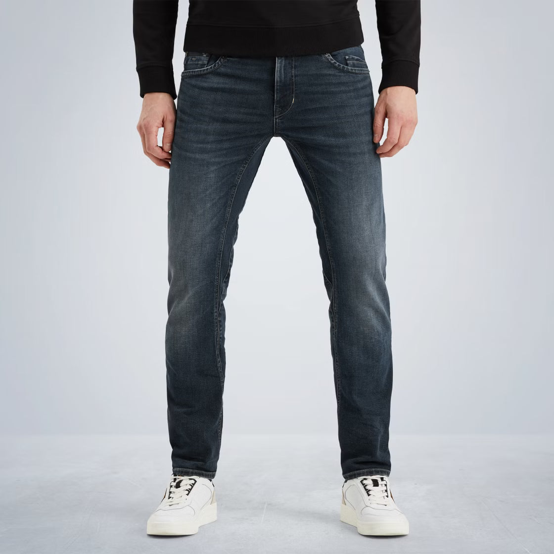 PME Legend Commander 3.0 Jeans – Relaxed Fit – Real Special Dark – Vorderansicht eines Modells mit dunkler Jeans im entspannten Schnitt