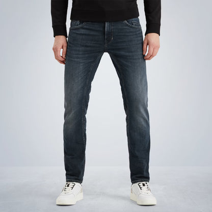 PME Legend Commander 3.0 Jeans – Relaxed Fit – Real Special Dark – Vorderansicht eines Modells mit dunkler Jeans im entspannten Schnitt