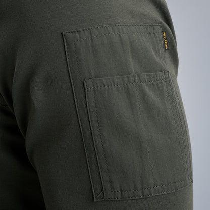 Detailansicht der Cargo-Tasche und Schulterdetails – PME Legend Crewneck American Classic - Beluga