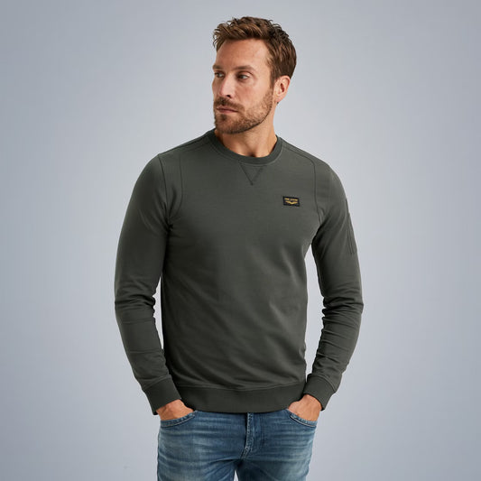 Modellansicht von vorne – PME Legend Crewneck American Classic - Beluga Sweatshirt mit Cargo-Detail und Branding auf der Brust