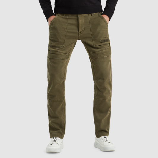 Vorderansicht der PME Legend Flightrider Hose in der Farbe Olive Night. Die Relaxed-Fit-Passform kombiniert Cargo-Elemente, Worker-Details und bequemen Sweatstoff mit Garment-Dye-Waschung für einen lässigen Look.