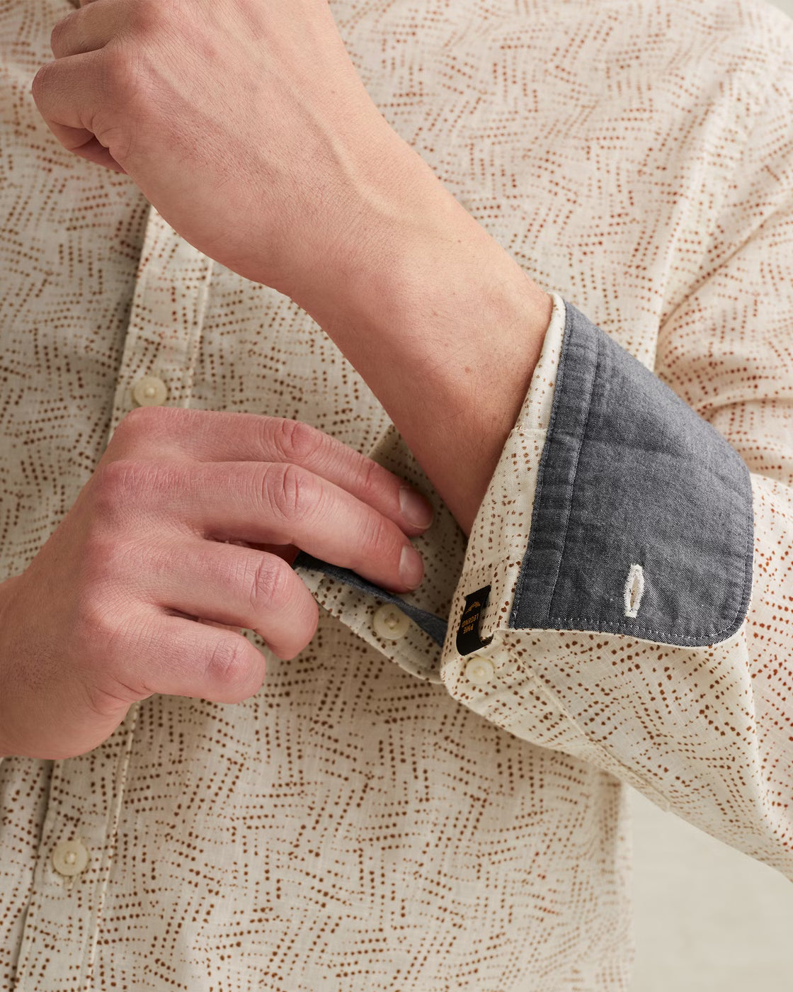 PME Legend Long Sleeve Shirt - Bone White Detailansicht des Ärmels mit hochwertiger Verarbeitung und angenehmem Tragekomfort