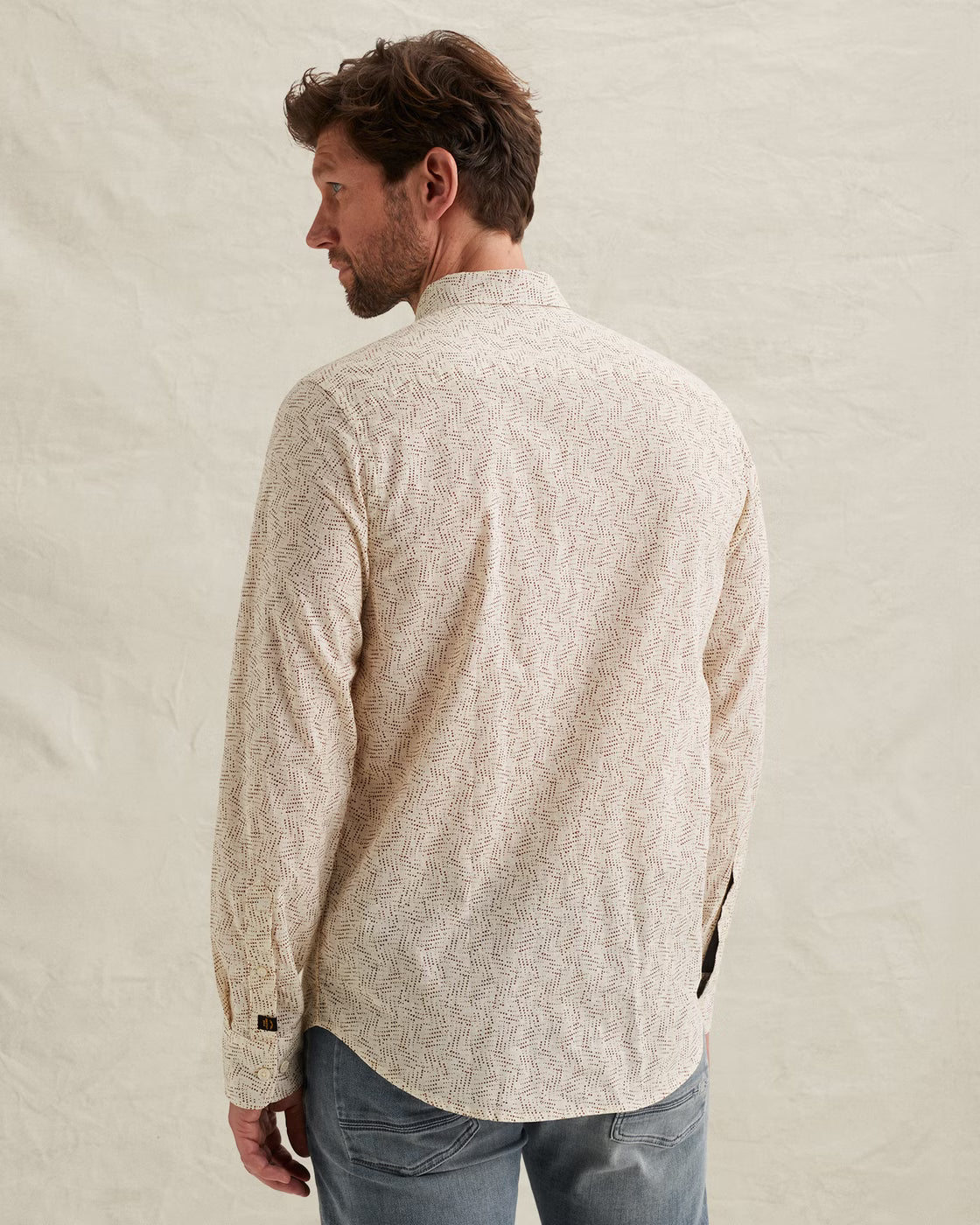 Detailansicht des PME Legend Long Sleeve Shirt - Bone White mit charakteristischem PME Legend Badge auf der Brust